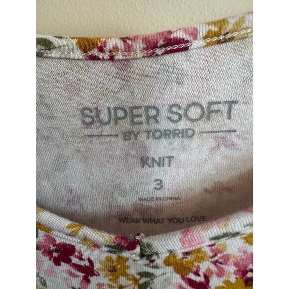 Torrid Super Soft Floral Flutter Sleeve Top Size 3 - Picture 4 of 7